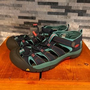 Big kids size 6 Keen Sandals